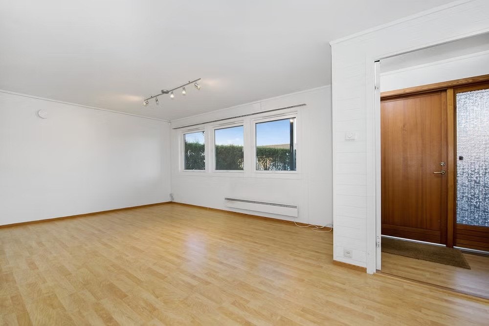 Soverom i underetasje (det er satt opp lettvegg mellom inngangsparti og stue). Galleribilde