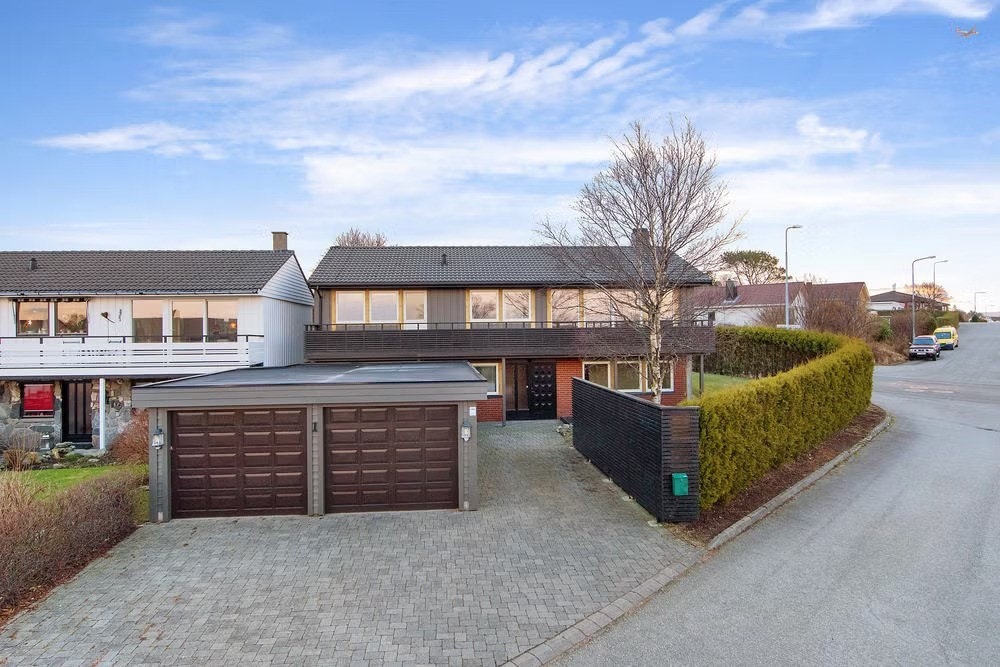 Det er parkering i dobbelgarasje og i gårdsrom. Galleribilde