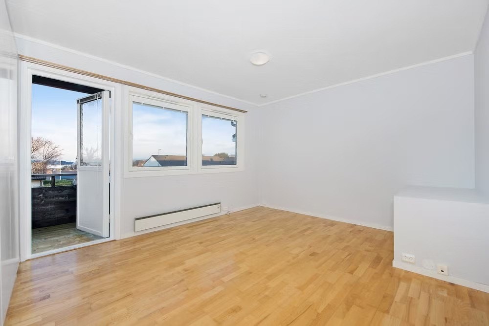 Soverom i 2. etasje med utgang til balkong. Galleribilde