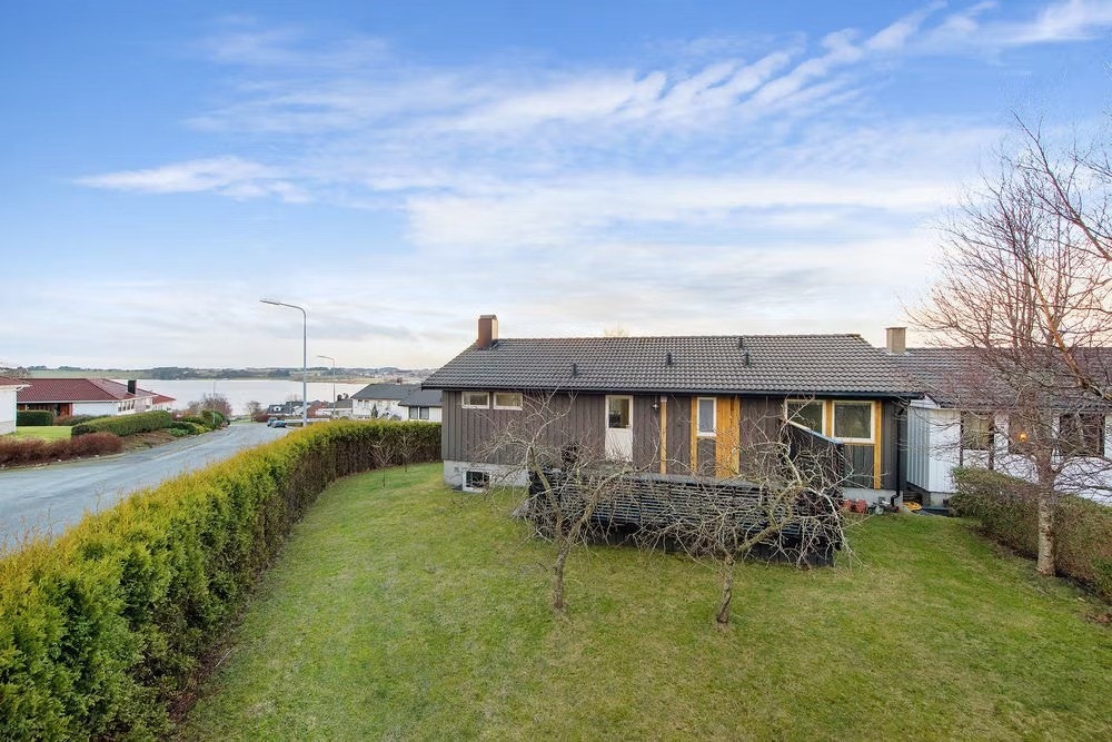 Nydelig utsikt til Hafrsfjord. Eneboligen har både hage og uteplasser. Galleribilde