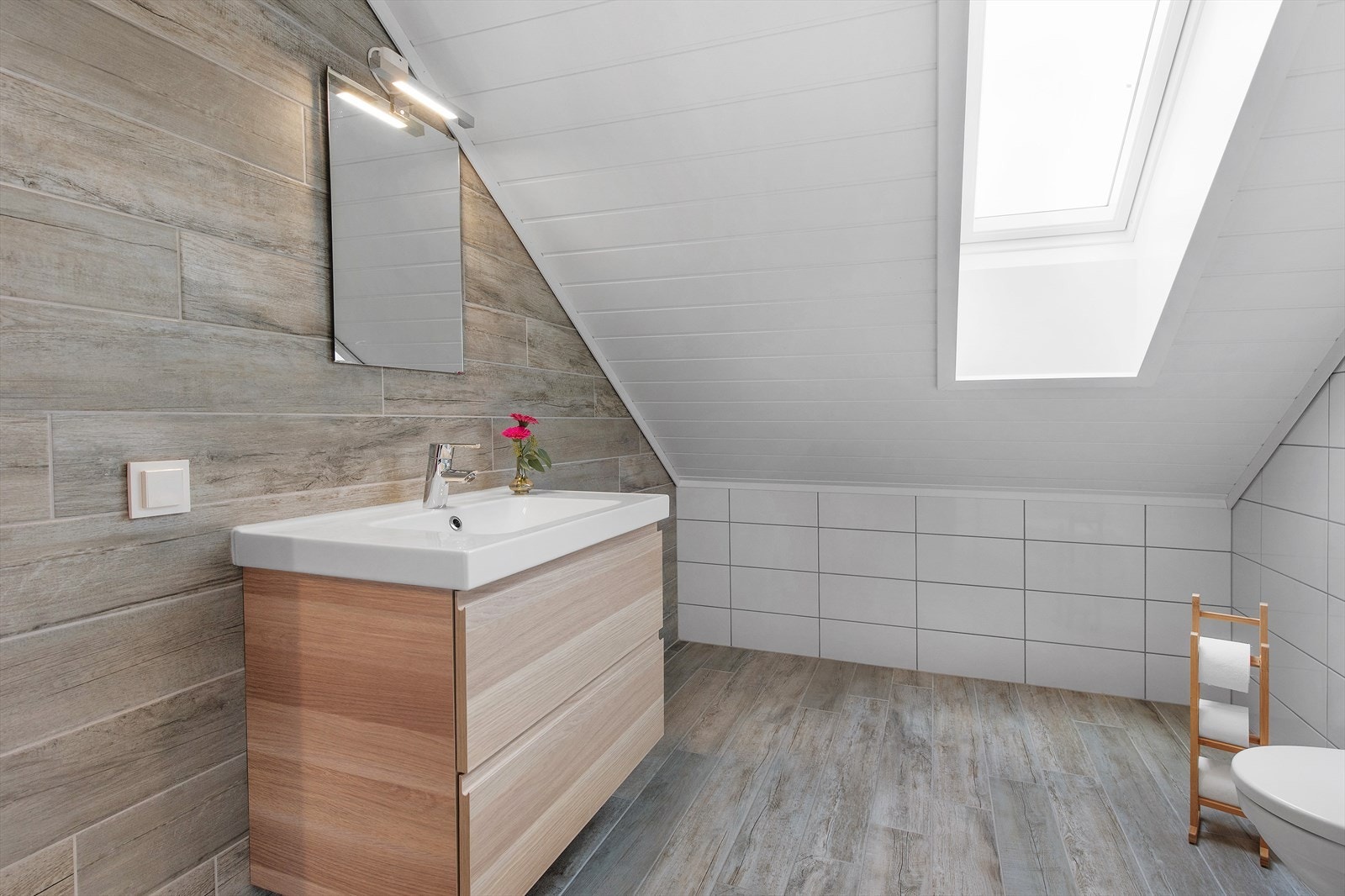 Baderommet på loftet er delikat helfliset med varme i gulvet. Galleribilde