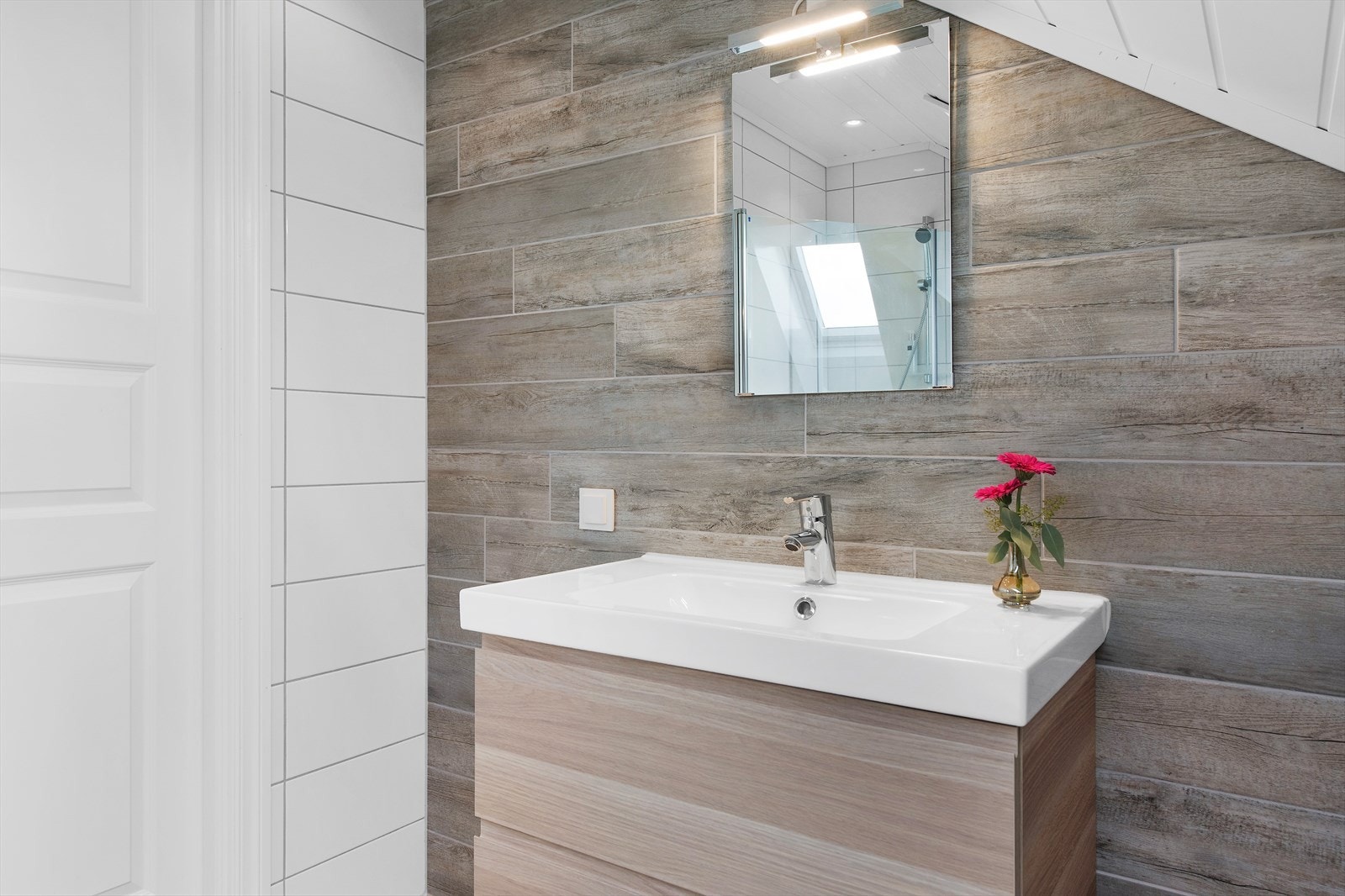 Flott baderomsinnredning i eike utførelse med heldekkende vask. Galleribilde