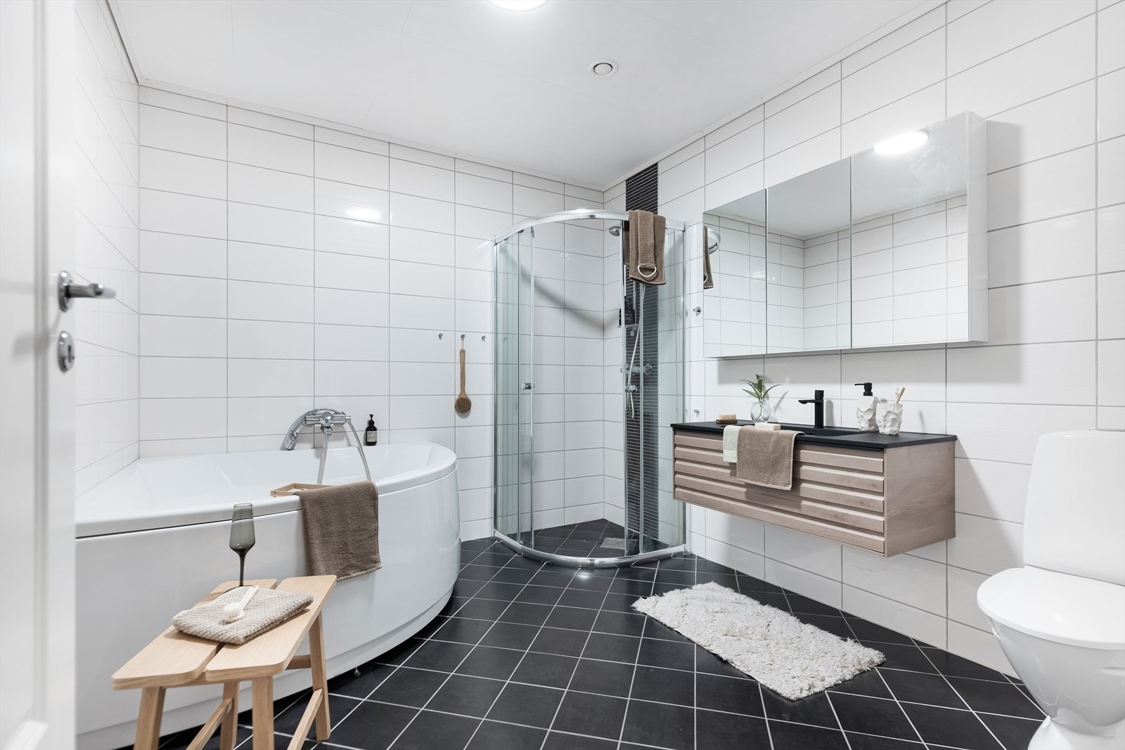 Baderommet i første etasje er lekkert helfliset med varme i gulvet. Galleribilde