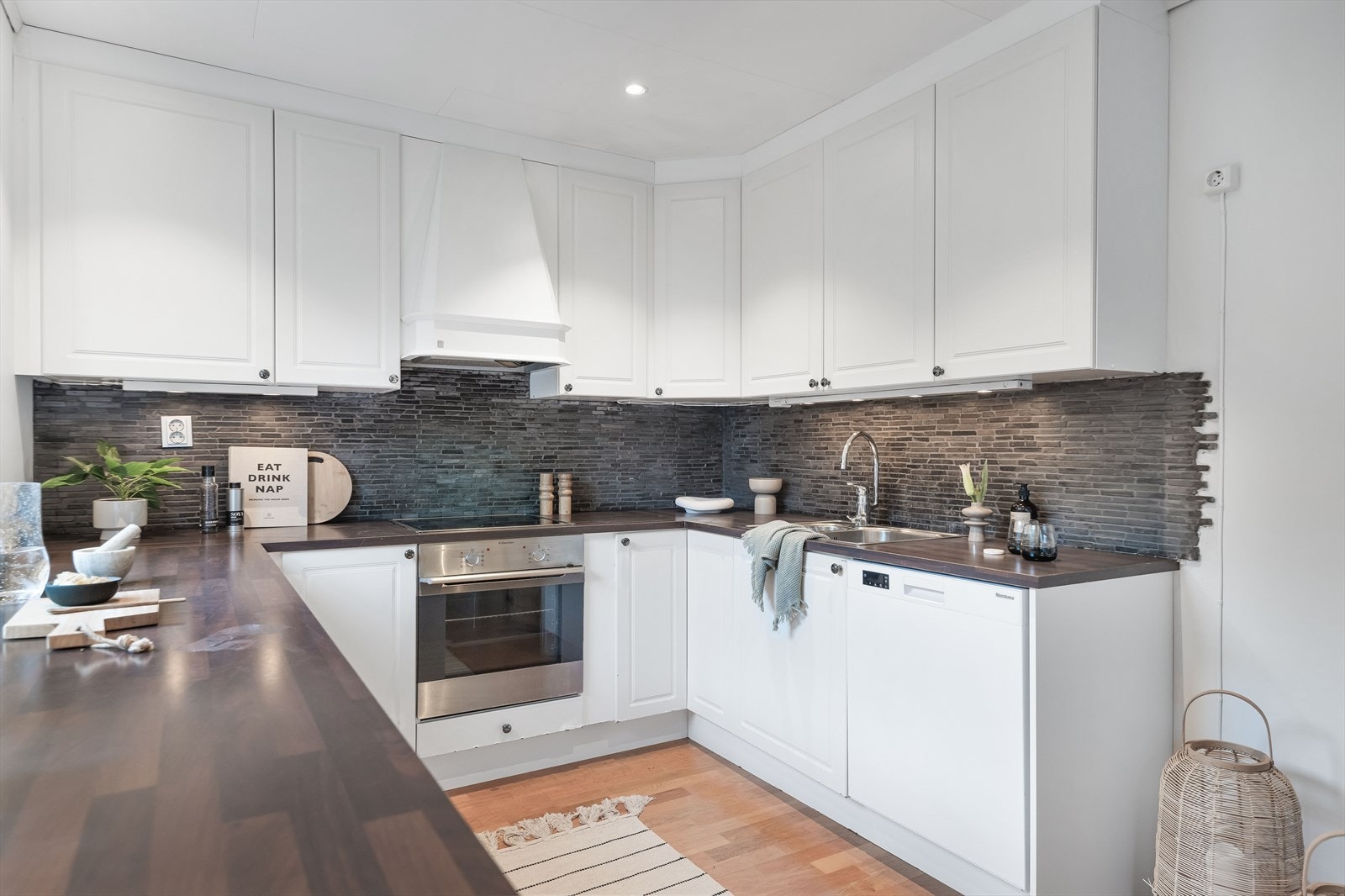 Integrerte hvitevarer som stekeovn, keramisk topplate, og oppvaskmaskin. Galleribilde