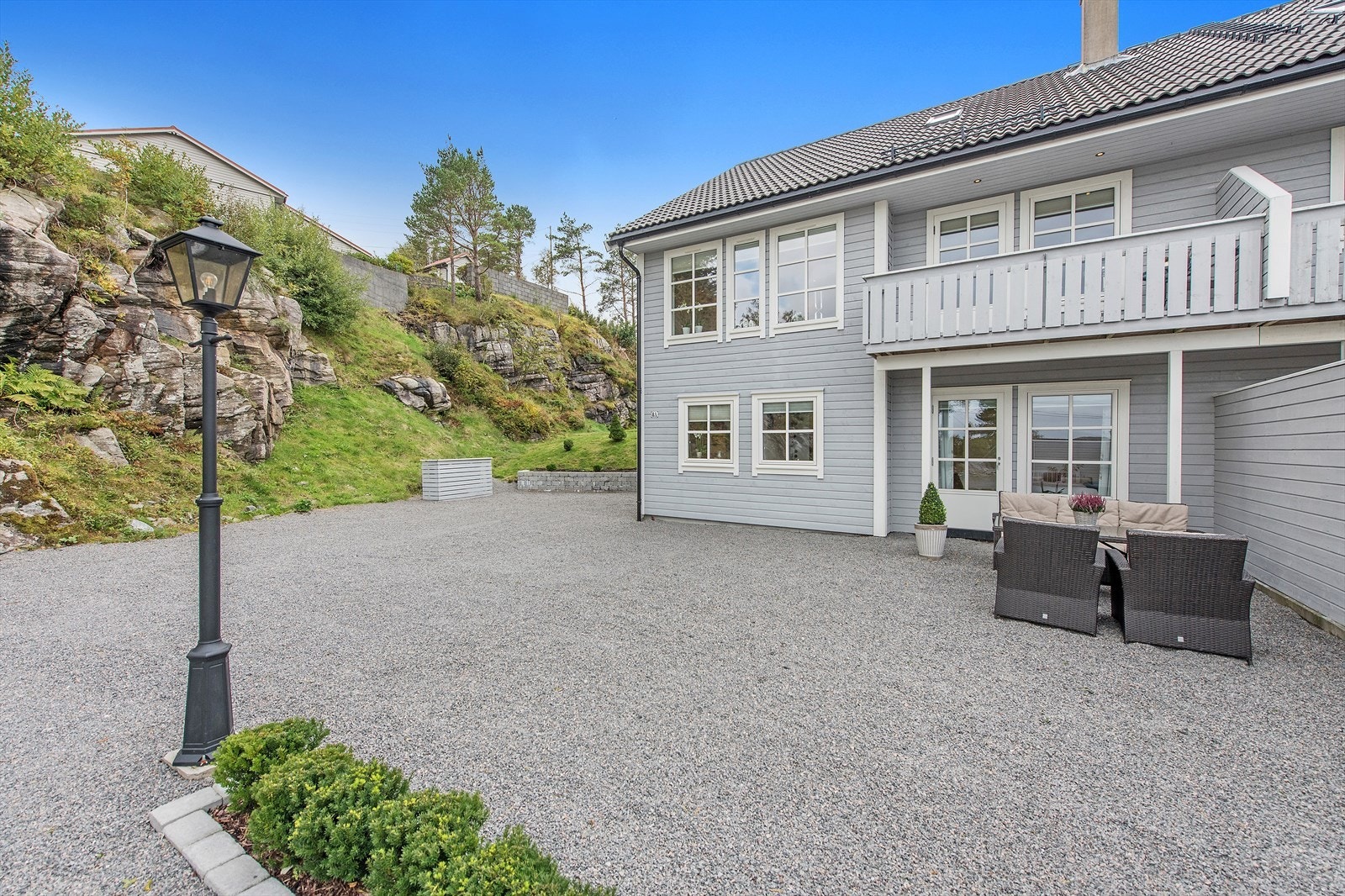 Det er rikelig med biloppstillingsplass på eiendommen. Galleribilde