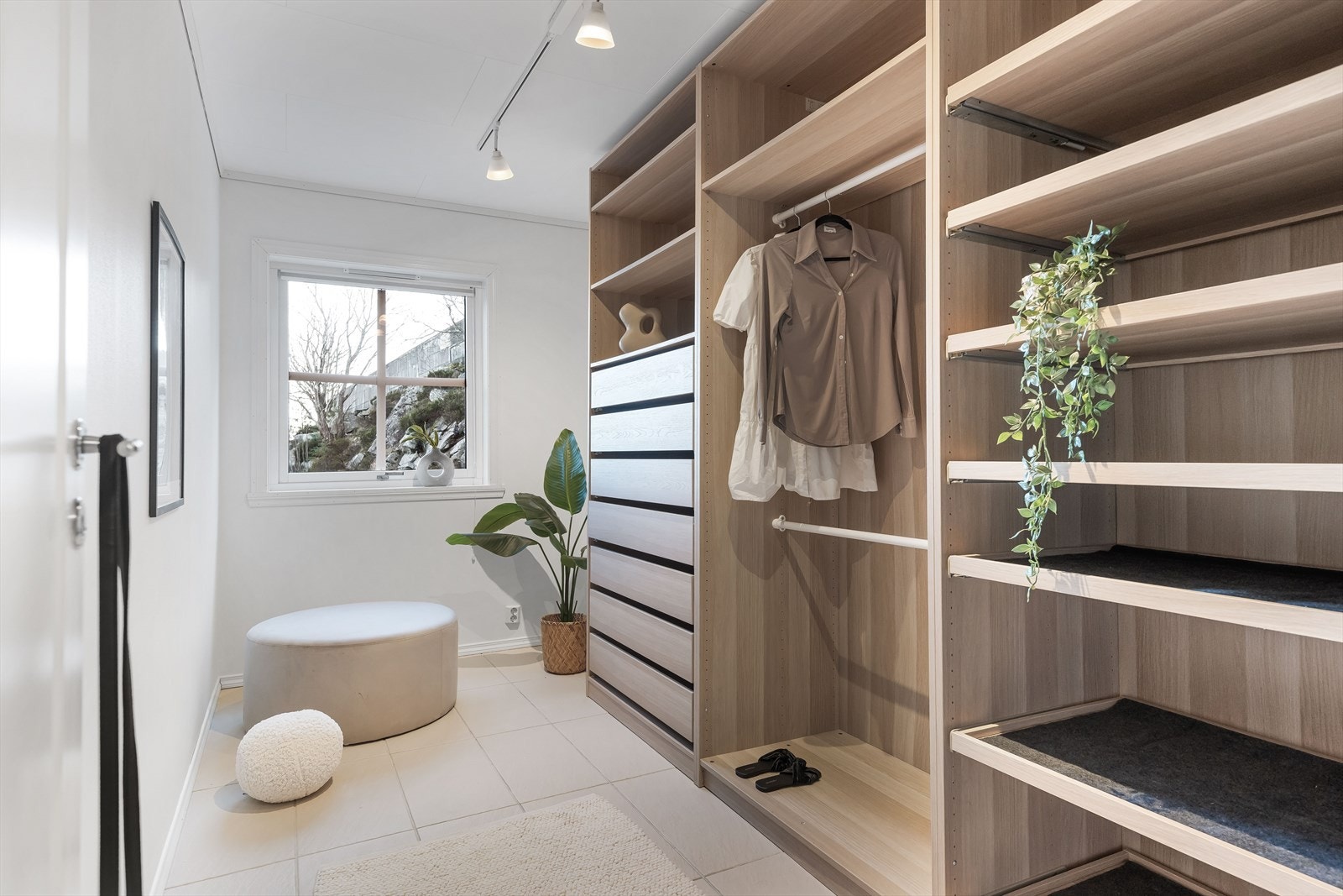 Det ene soverommet er omgjort til garderoberom. Flotte fliser med varme i gulvet samt stor garderobeinnredning med god plass for hele familien. Galleribilde