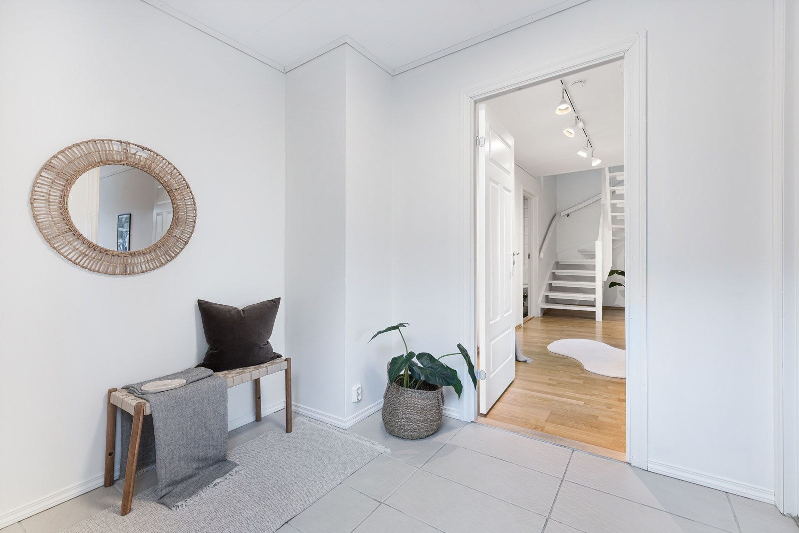 Velkommen inn! Vindfanget har flotte fliser med varme i gulvet samt god plass til ytterbekledning. Galleribilde