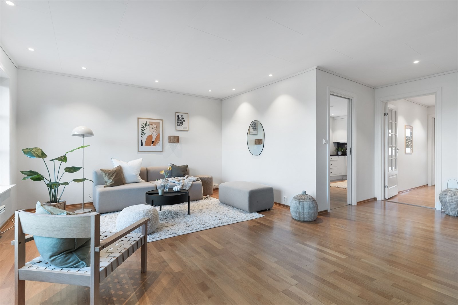 Utsøkt bruk av downlights i rommene med dimmer. Galleribilde