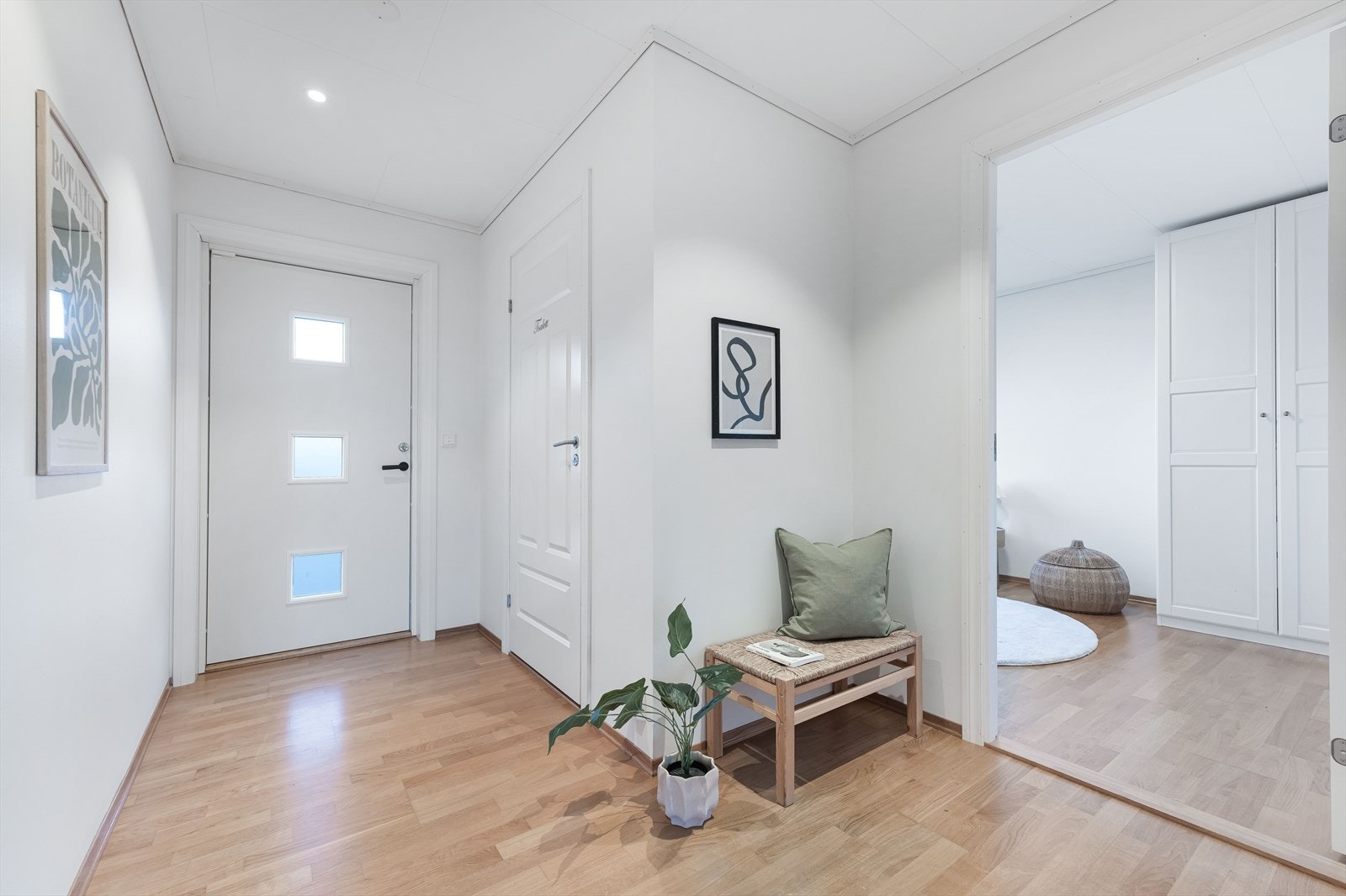 Fra gangen i andre etasje er det utgang til den fine terrassen og hagen. Galleribilde