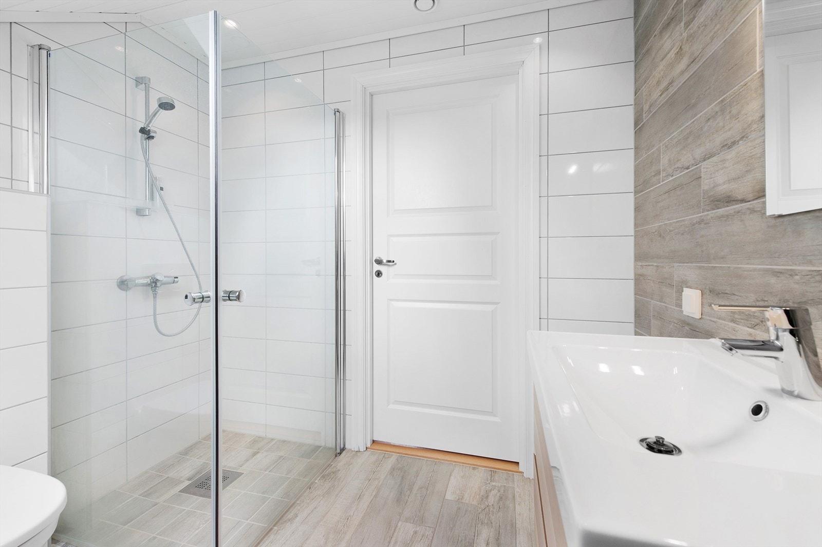 Gode kvaltieter med vegghengt toalett og dusjhjørne med dører i herdet glass. Galleribilde