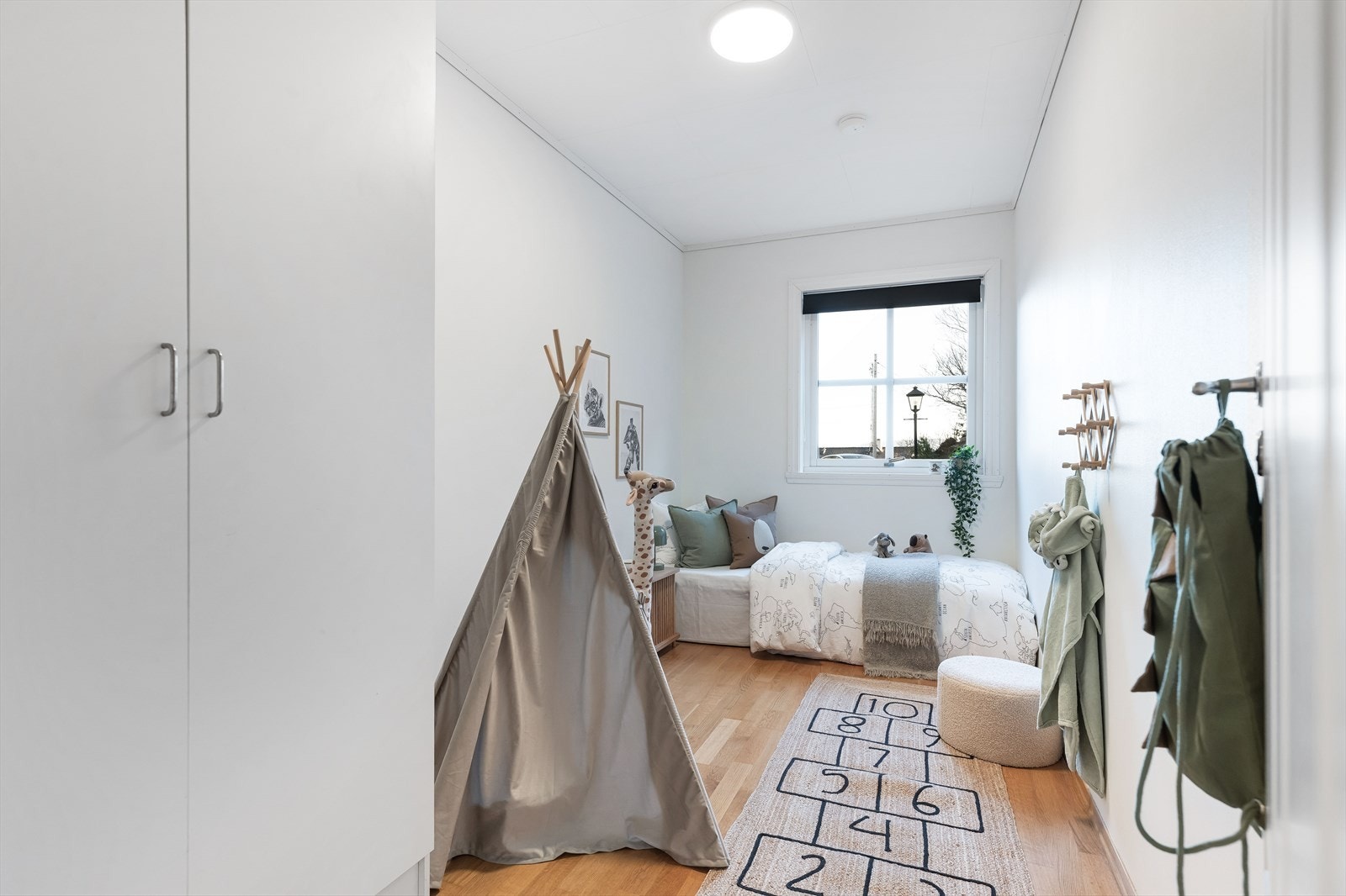 Det tredje soverommet er av god størrelse med plass til seng, nattbord og garderobeskap. Galleribilde