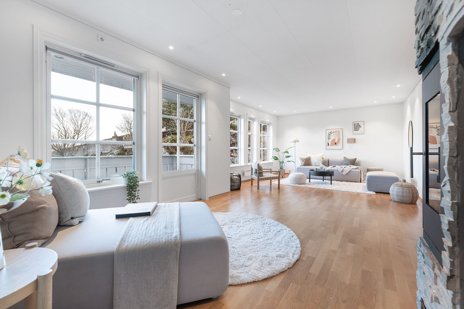 Stuen har rikelig med vindusflater som sikrer godt med naturlig lysinnslipp i rommet. Galleribilde