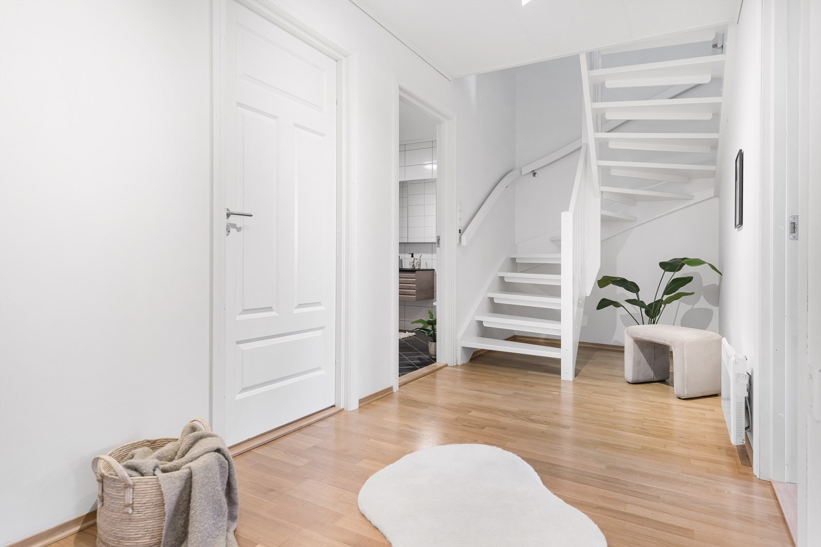 Gangen i første etasje forgrener seg til de fleste rom. Galleribilde