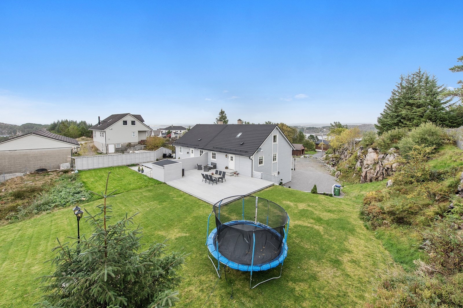 Eiendommen har rikelig med sol og på midtsommers går solen ned ca. kl. 22:30 Galleribilde