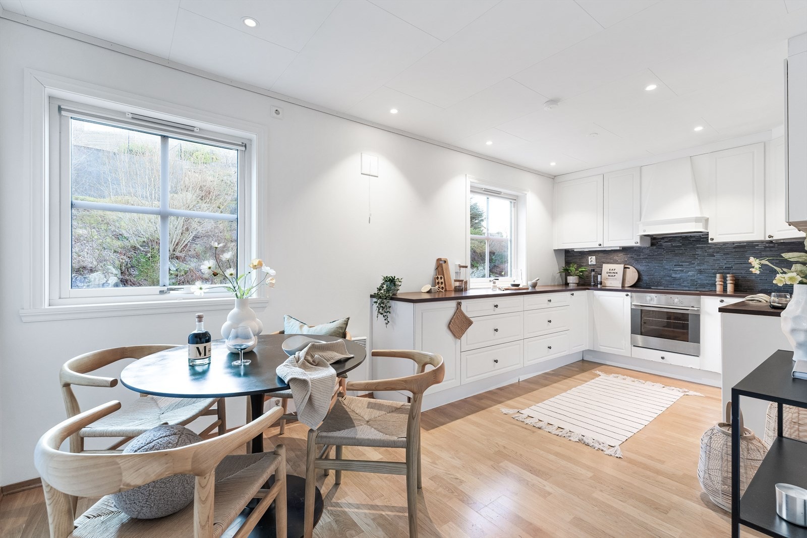 Kjøkkenet er et pent bruksrom med god plass til kjøkkenbord for hyggelige frokoster og middager i hverdagen. Galleribilde