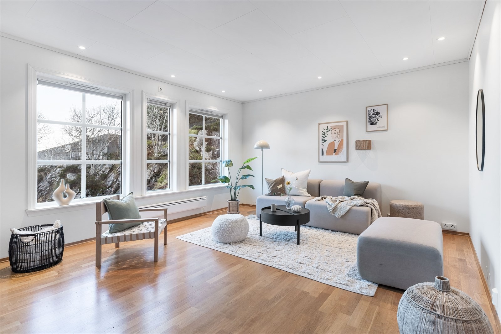 Stuen er stor og luftig med god plass til flere soner med sittegrupper og spisestue. Galleribilde