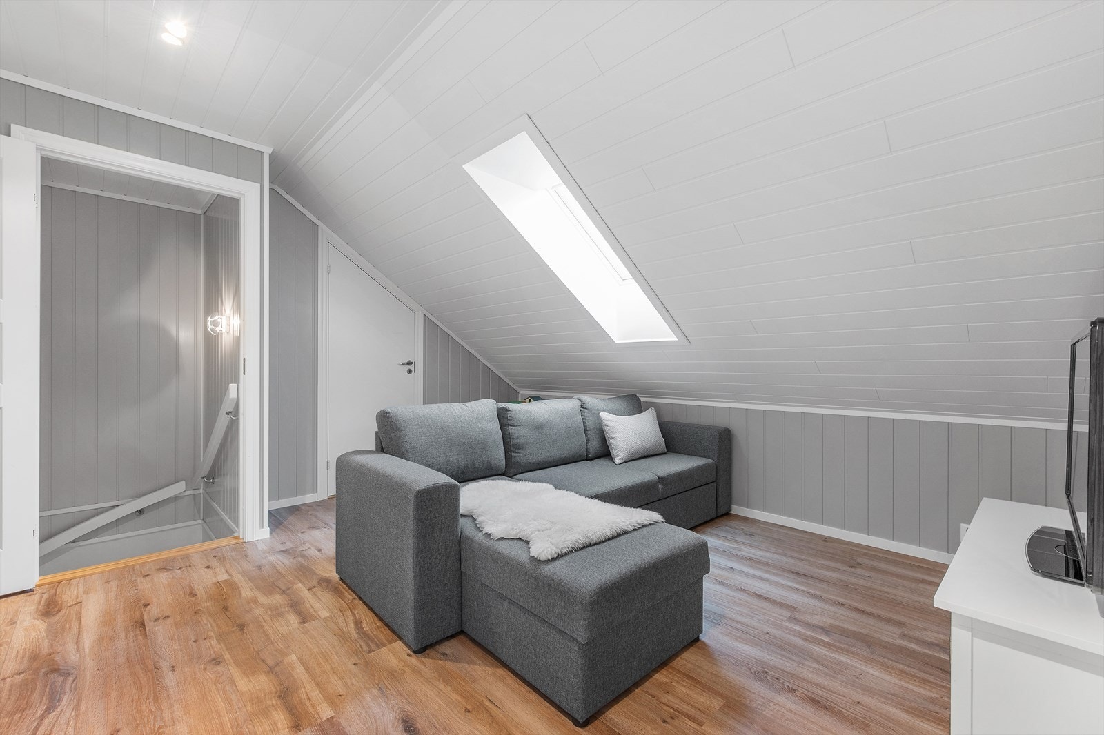 Loftet har flott TV-stue som er perfekt for ungdommen. Galleribilde