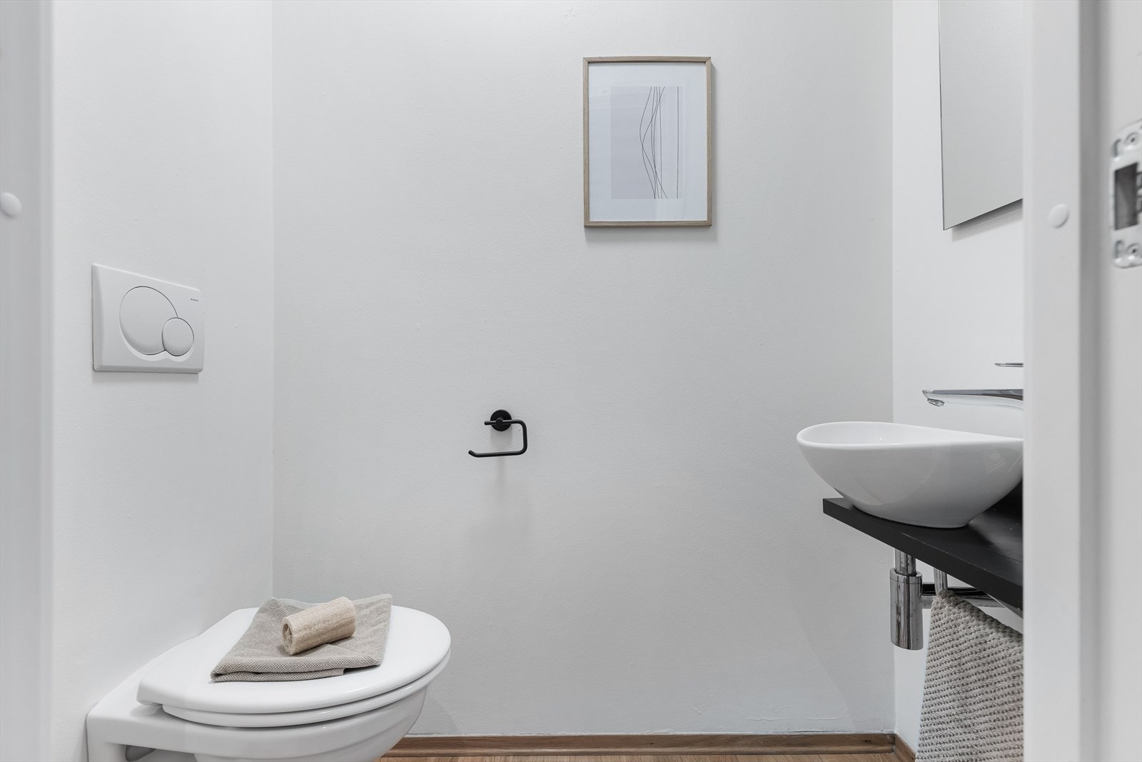 Gjestetoalett i andre etasje er praktisk og stilrent. Galleribilde