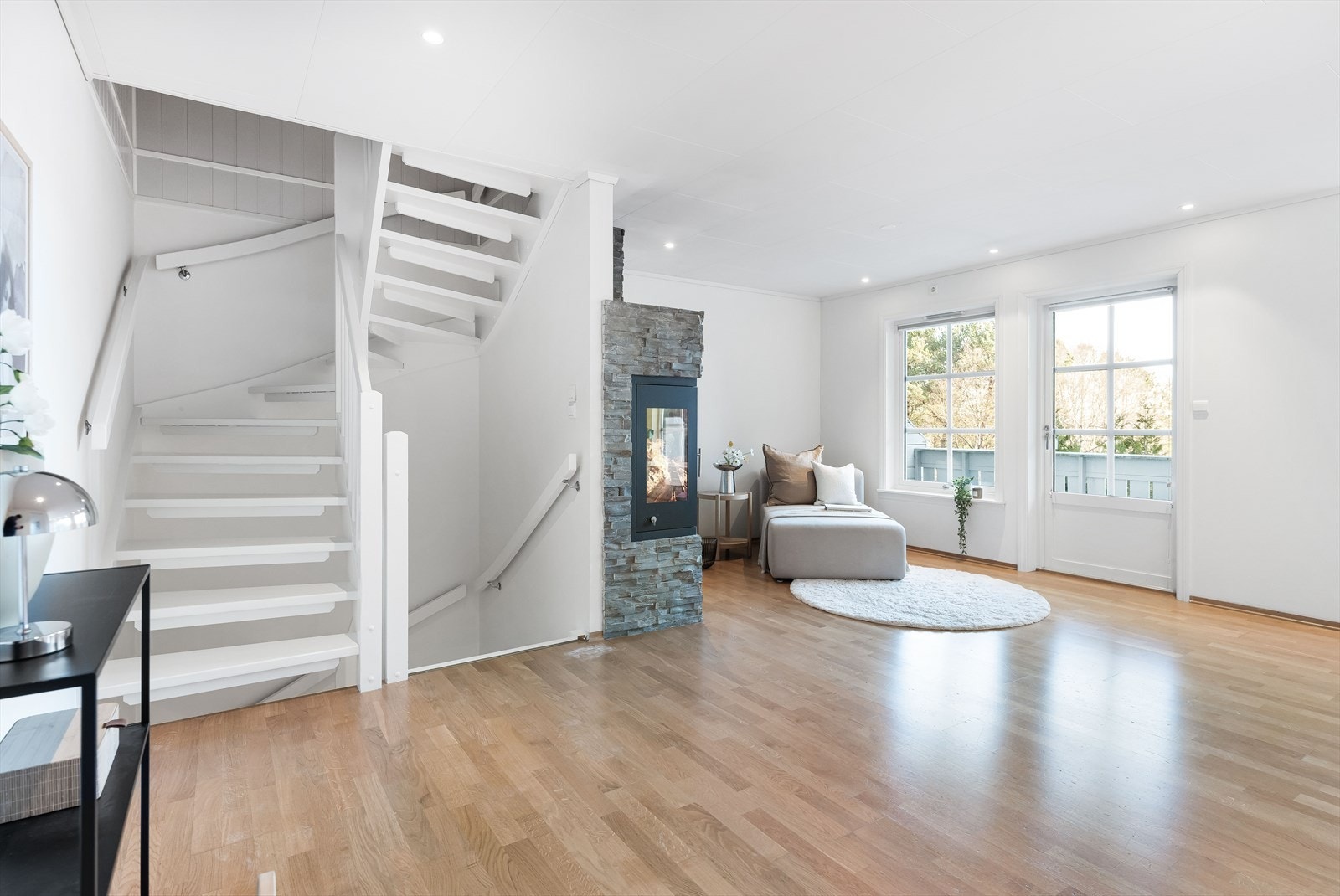 Fra stuen er det trapperom til loftet. Galleribilde