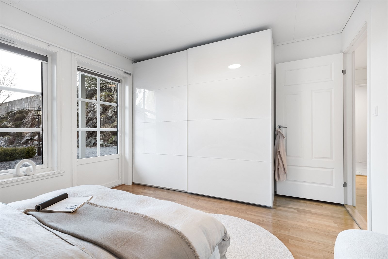 Stor skyvedørsgarderobe med god innredning. Fra soverommet er det utgang til hage med morgensol. Galleribilde