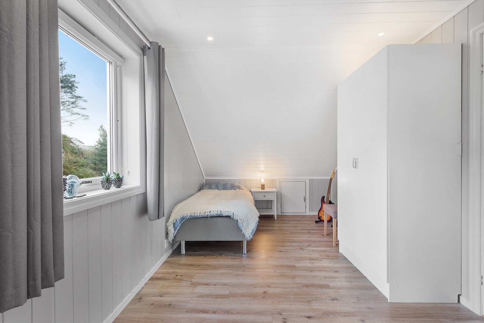 Det femte soverommet er stort og luftig med god plass til seng, nattbord og garderobeskap. Galleribilde