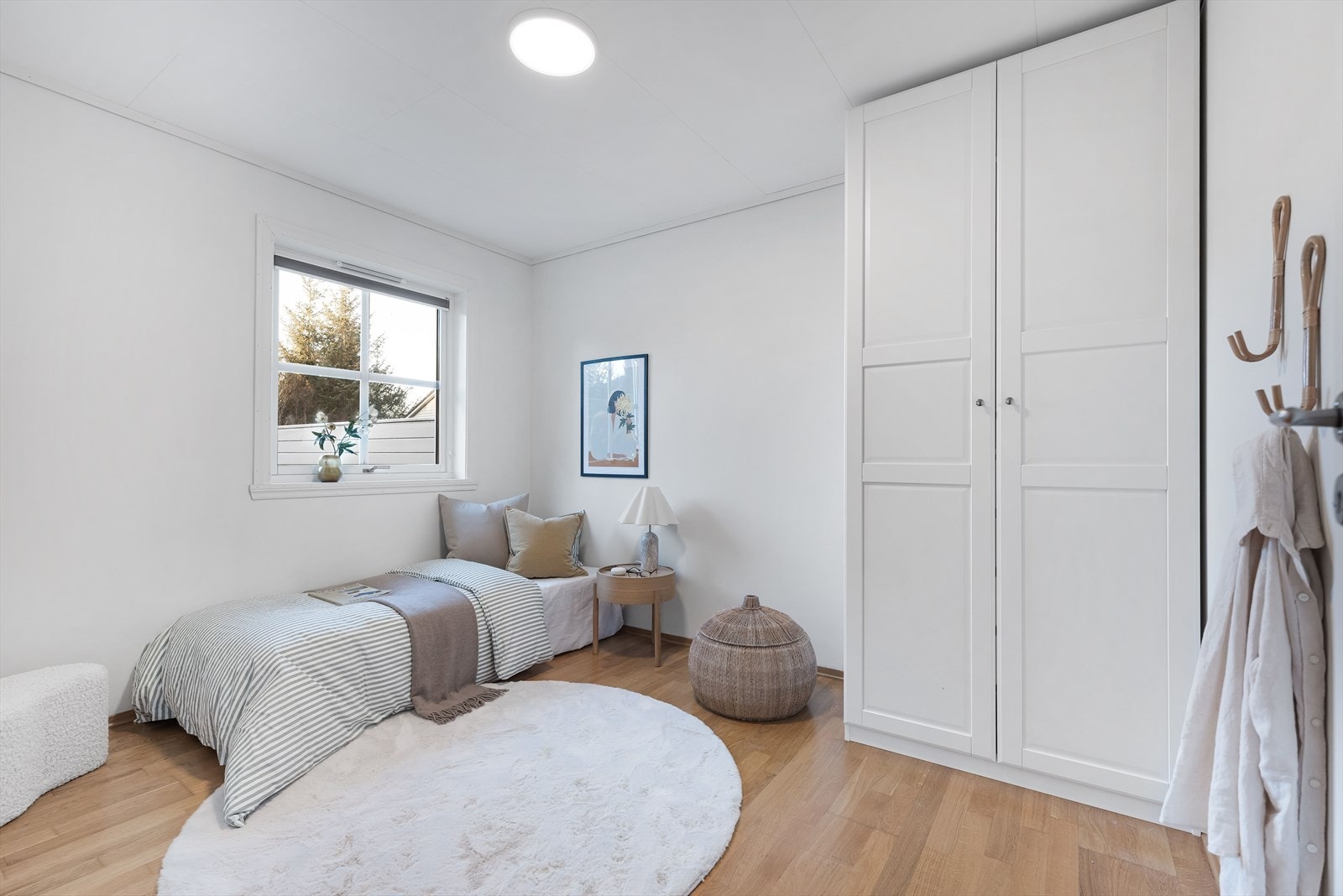 Det tredje soverommet finner man i andre etasje. Her er det god plass til seng, nattbord og arbeidsbord. Galleribilde