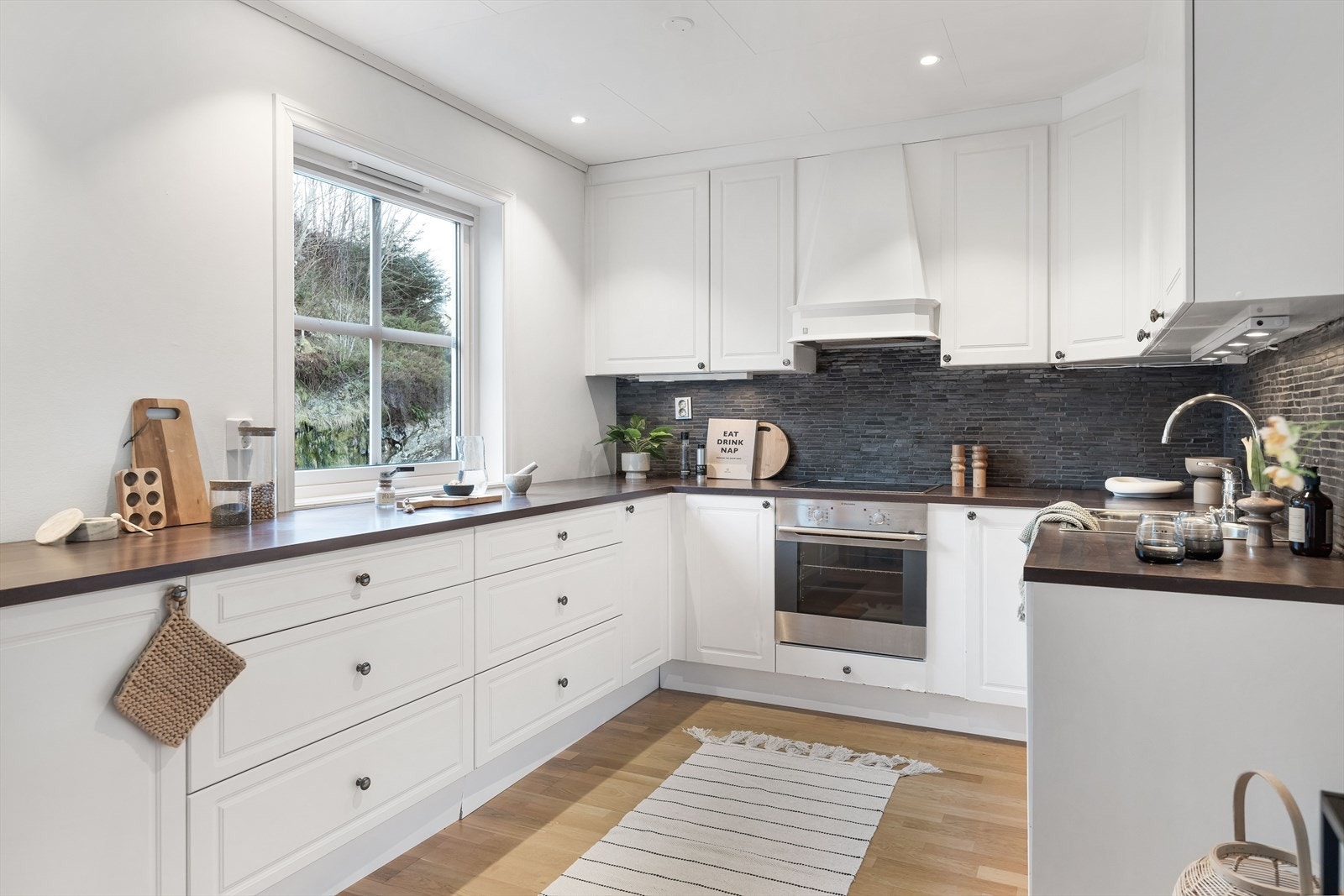 Kjøkkenet er stort med rikelig skapplass og gode arbeidsflater. Galleribilde