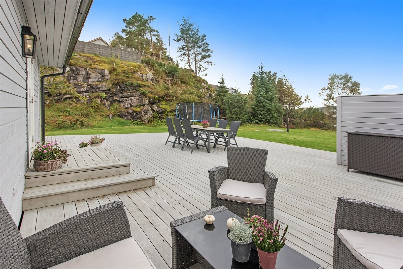 Terrassen er på hele 99m2 med god plass til ulike soner av lounger og spisegruppe. Galleribilde