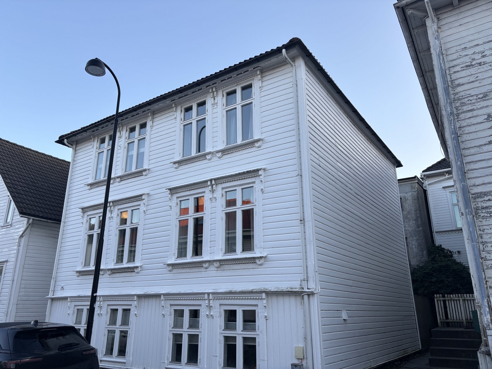 Fasade. Leiligheten ligger øverst i bygget, og inkl. loftsetasjen. Galleribilde