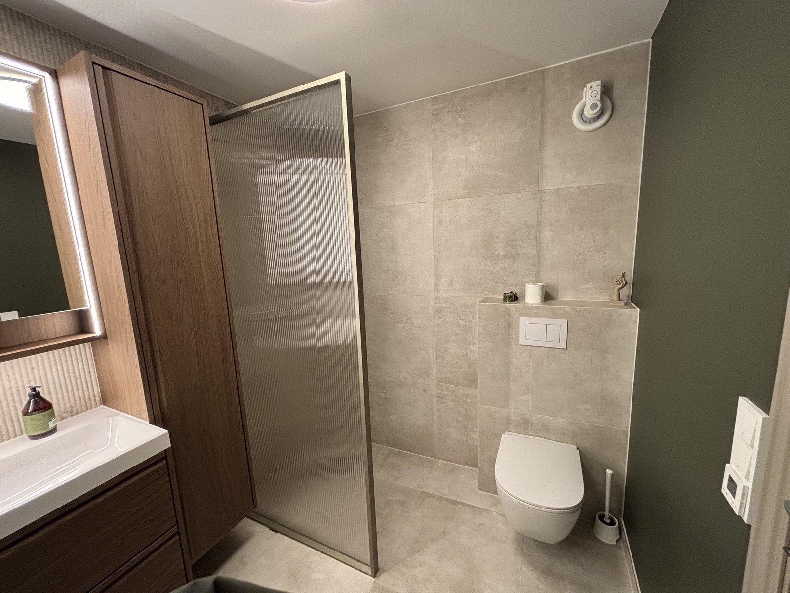 Baderom med fliser på gulv og vegger. Varmekabler i gulv. Galleribilde