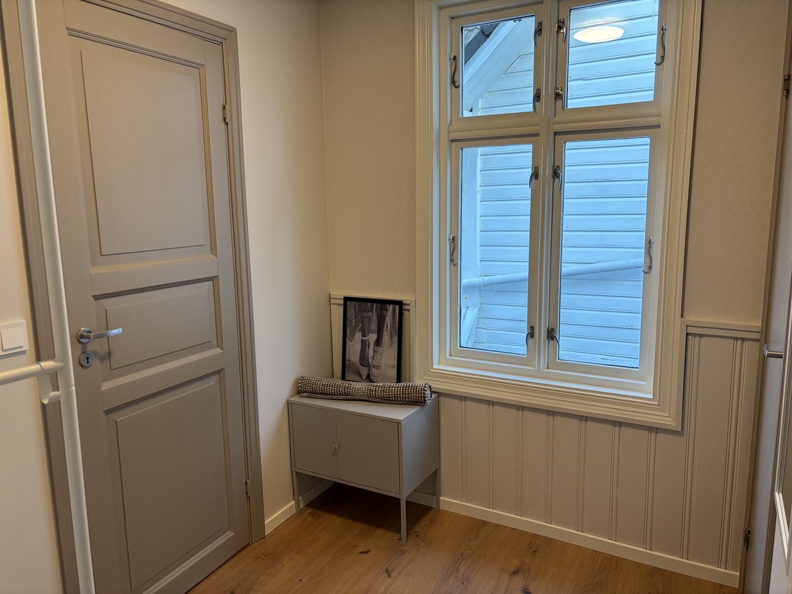 Inngangsparti. Tilkomst til loftsetasje i gangen. Galleribilde