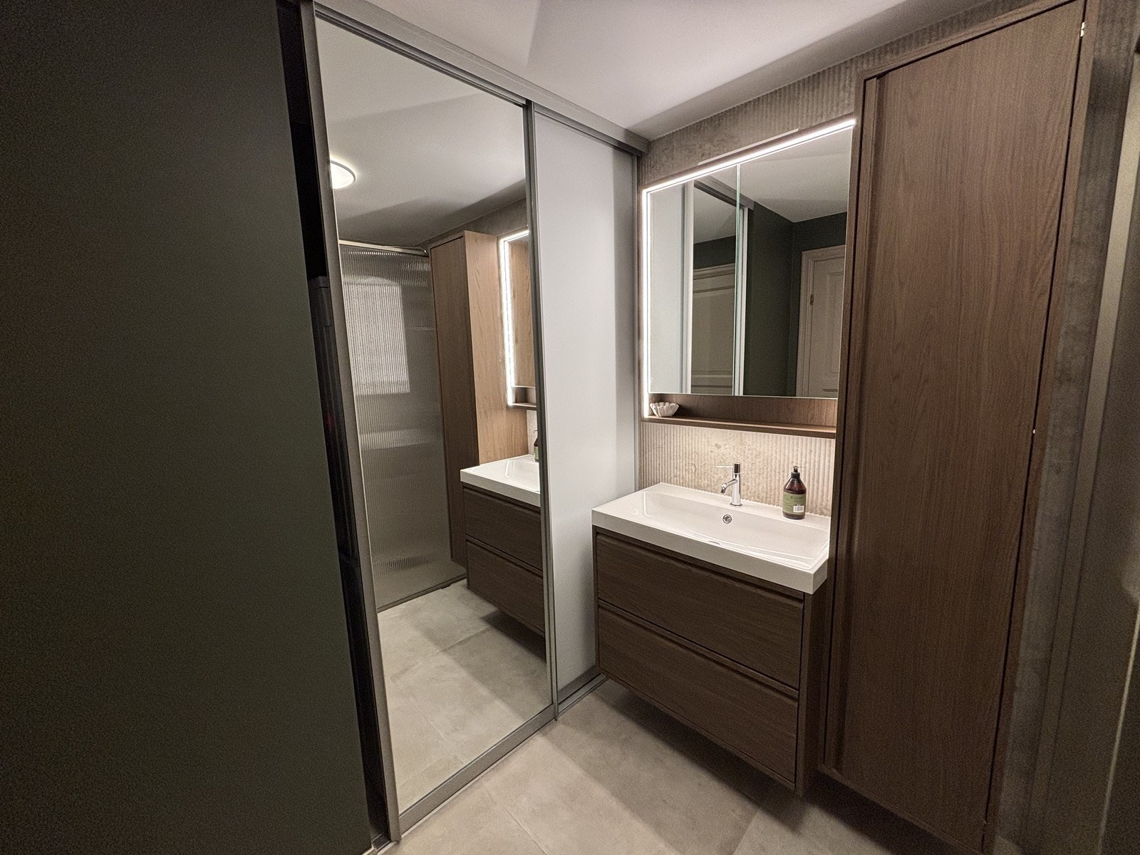 Baderom med tørketrommel og vaskemaskin. Galleribilde