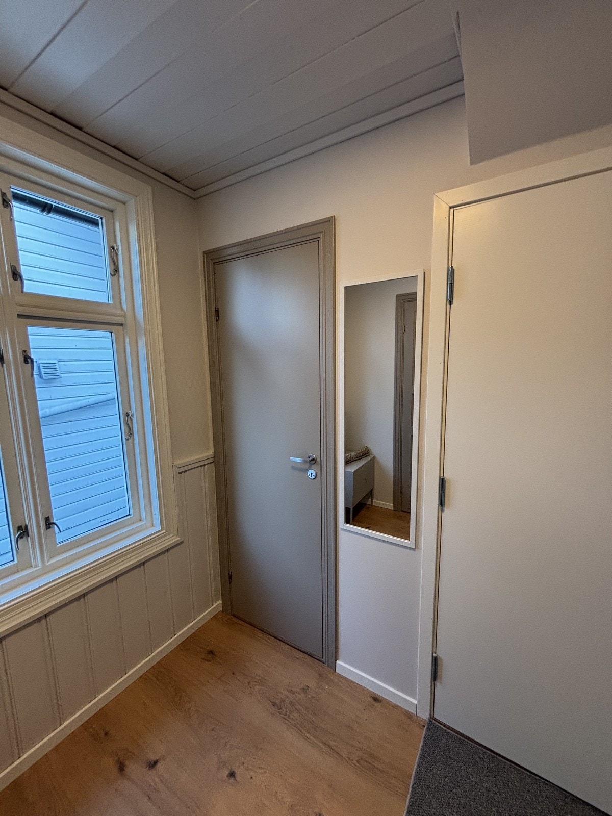 Dør til loftsetasje. Loft er kun tiltenkt oppbevaring. Galleribilde