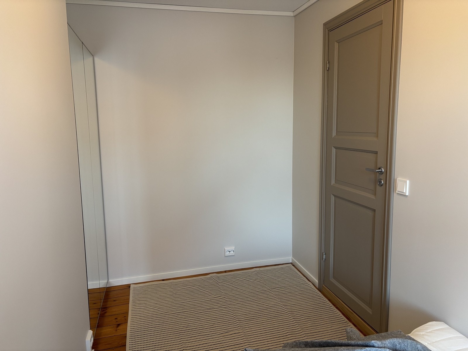 Soverom 2 med garderobeskap. Galleribilde