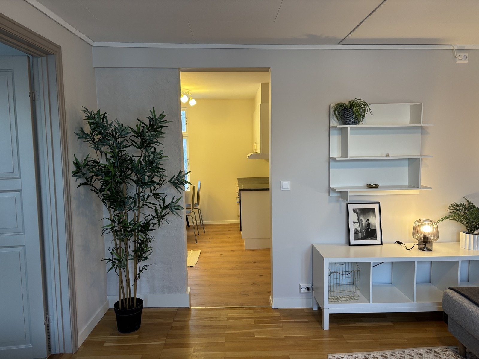 Stue mot kjøkken. Galleribilde