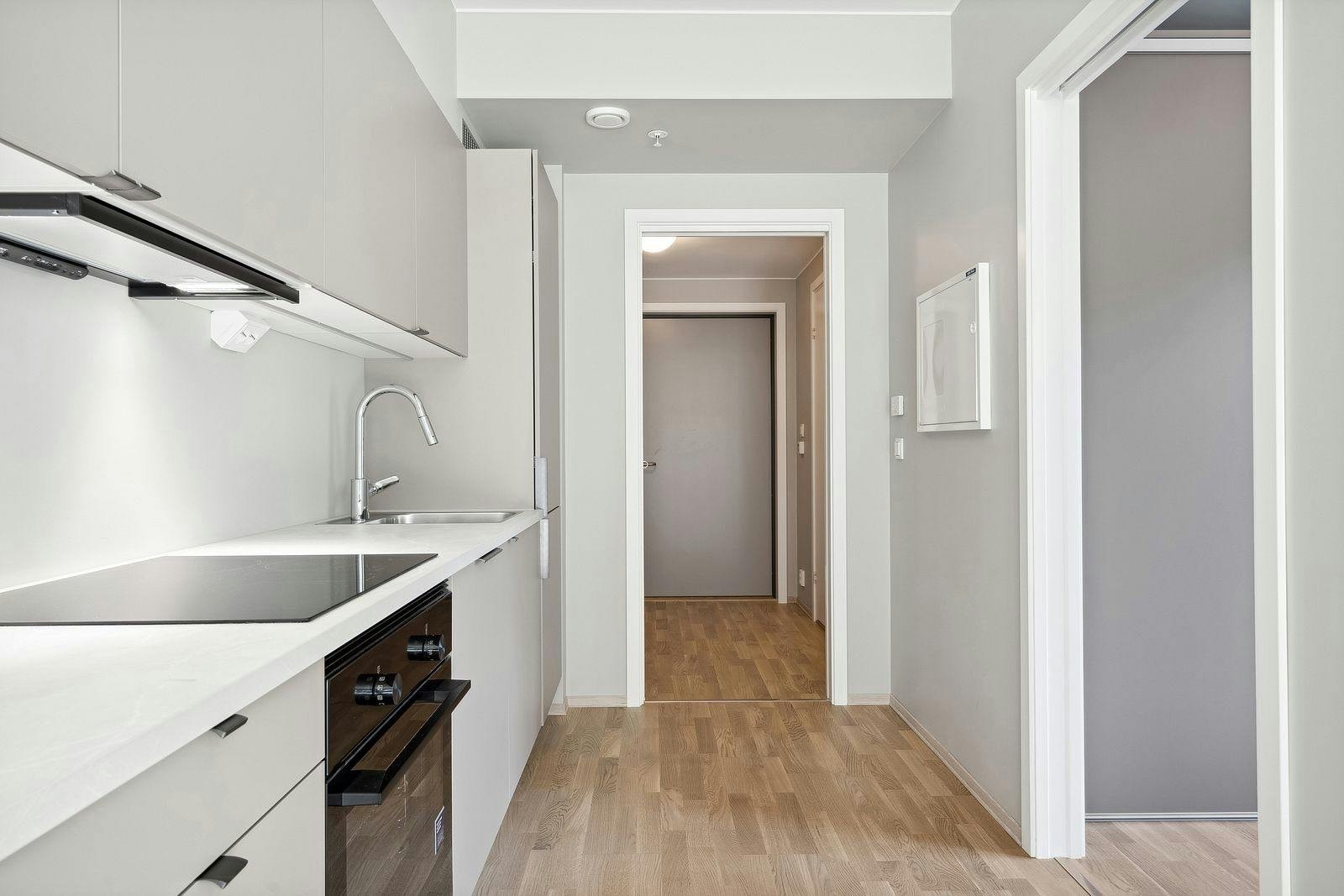 Solskjerming på alle vinduer og lysskinne i stue vil bli etablert av utleier. Galleribilde