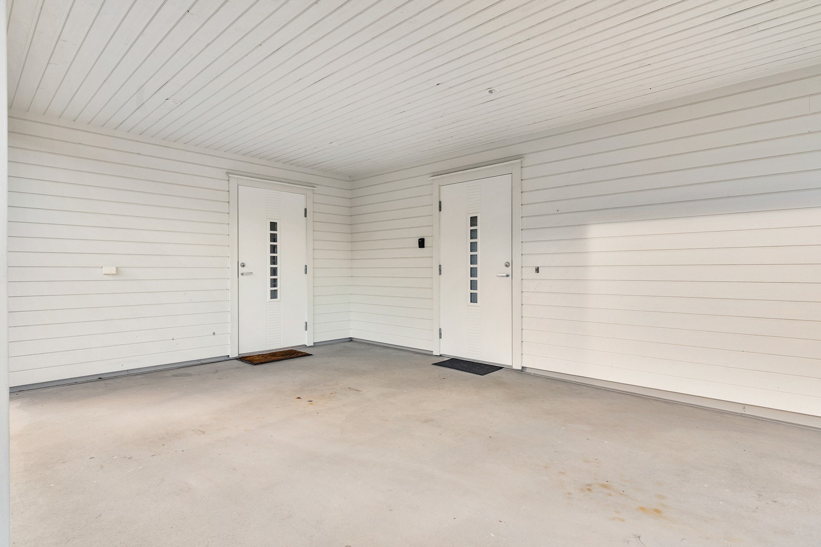 Carport med inngang til bolig og sportsbod/teknisk rom. Galleribilde