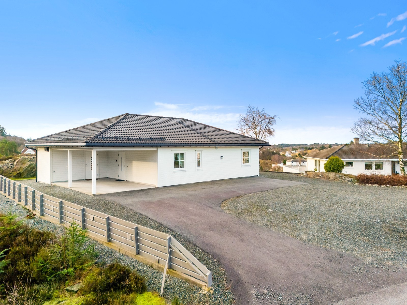 Overbygd areal i inngangsparti på 27 m² som blir nyttet til carport Galleribilde