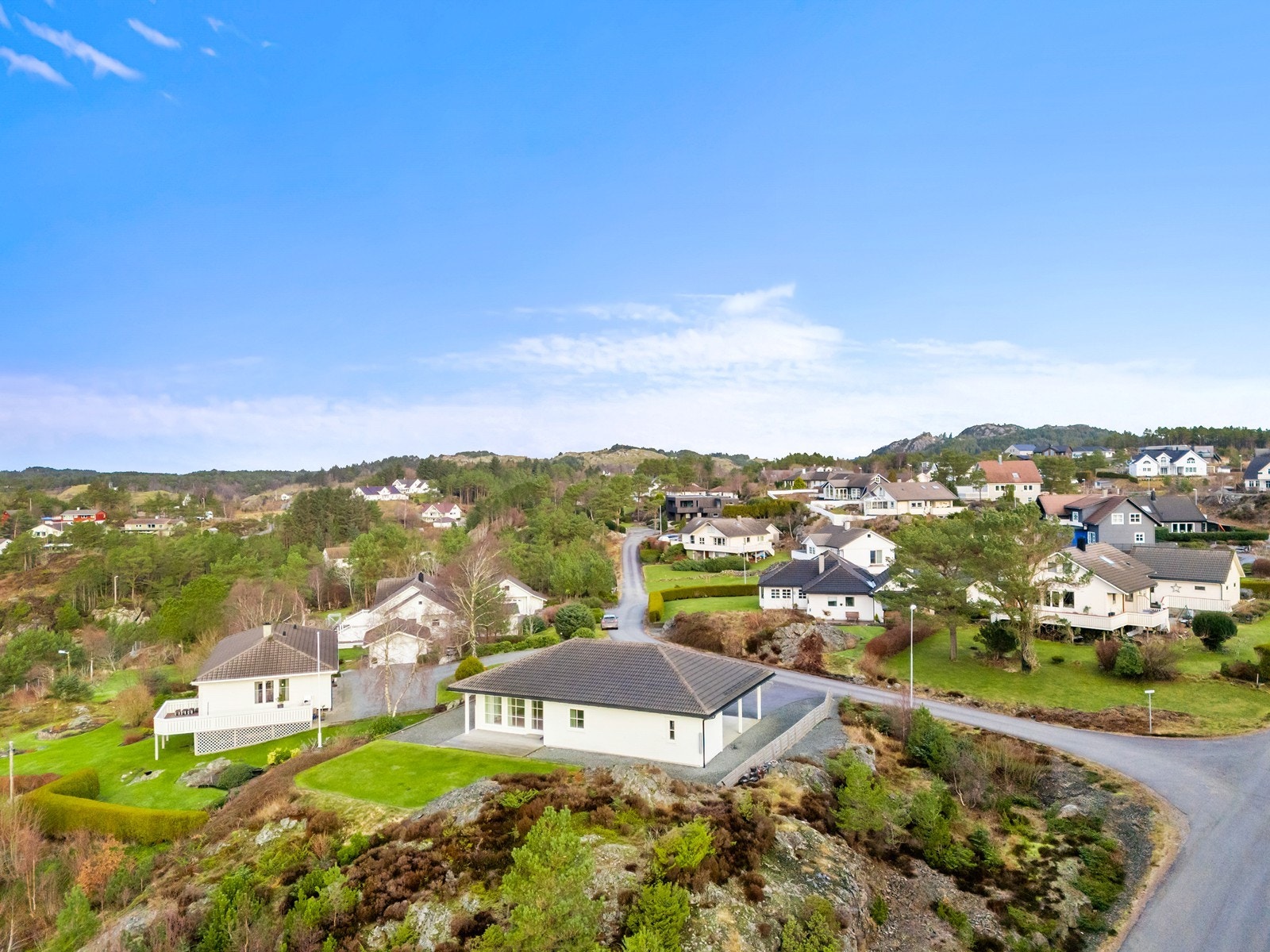 Boligen har en lettstelt og solrik hage og terrasse, samt carport. Galleribilde