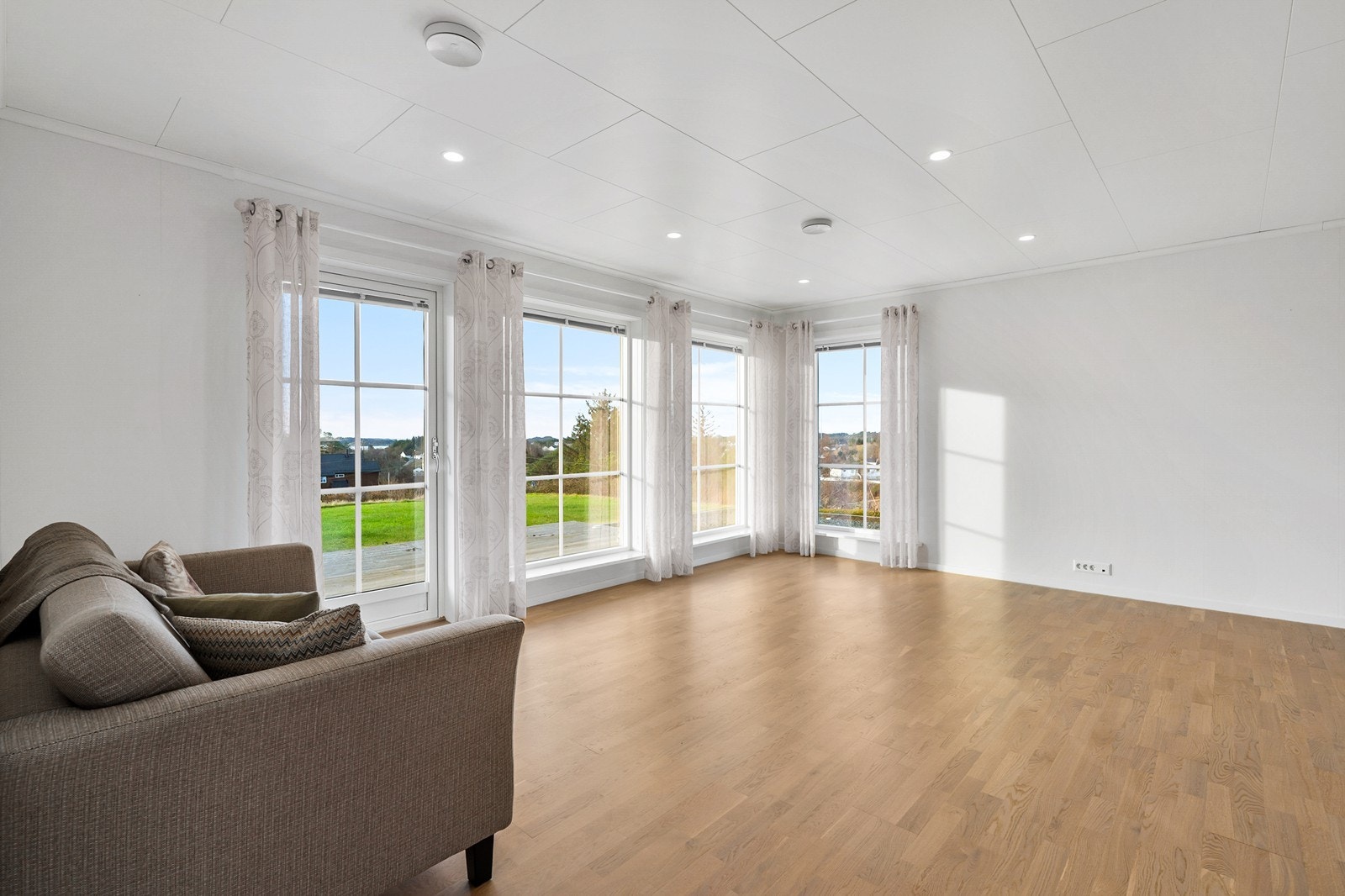 Her kan det enkelt innredes med både stor spisestue, sofagruppe og tv-møblement. Galleribilde