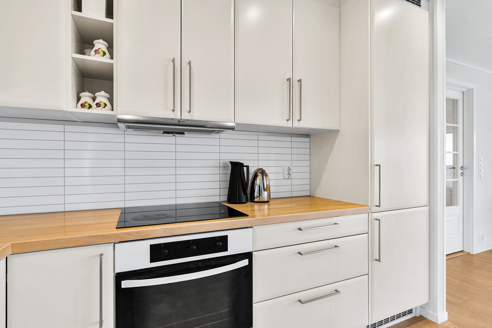 Det er montert integrerte hvitevarer og kitchen-board-plater mellom skapene Galleribilde