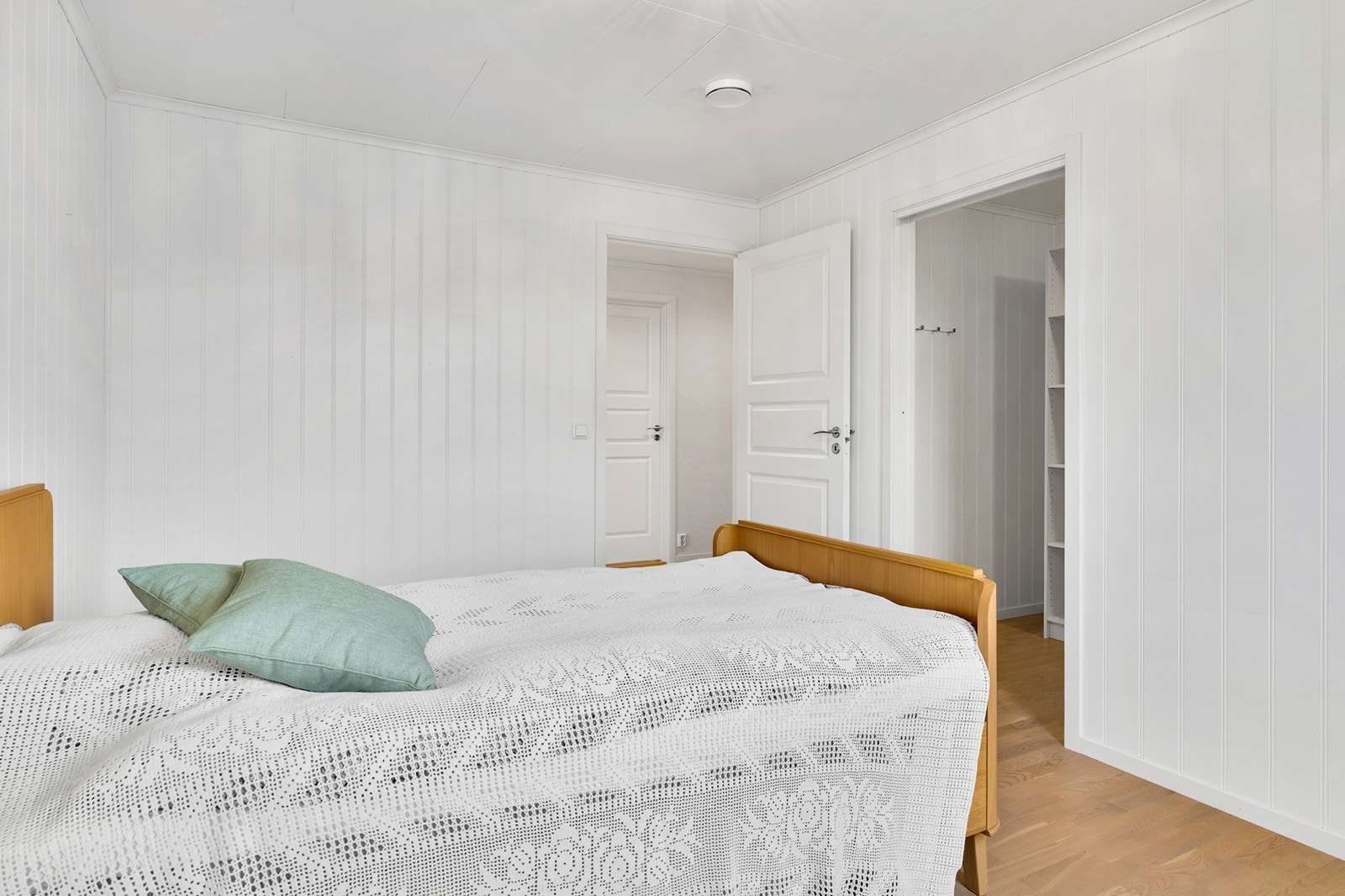 Boligen har to soverom, hvorav det ene har direkte adkomst til eget garderoberom / walk-in-closet. Galleribilde