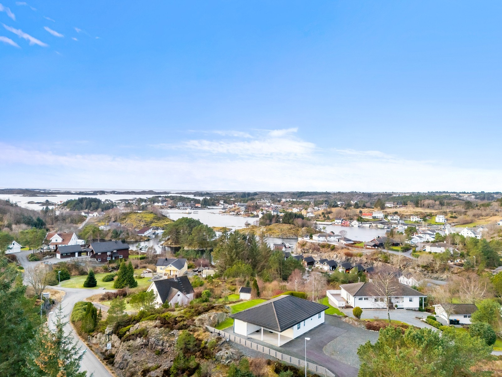 Det er ca. 1,3 km til skole og omtrent 4-5 km til Svortland, hvor man finner skoler, barnehager, idrettsanlegg, butikker og øvrige servicetilbud. Galleribilde