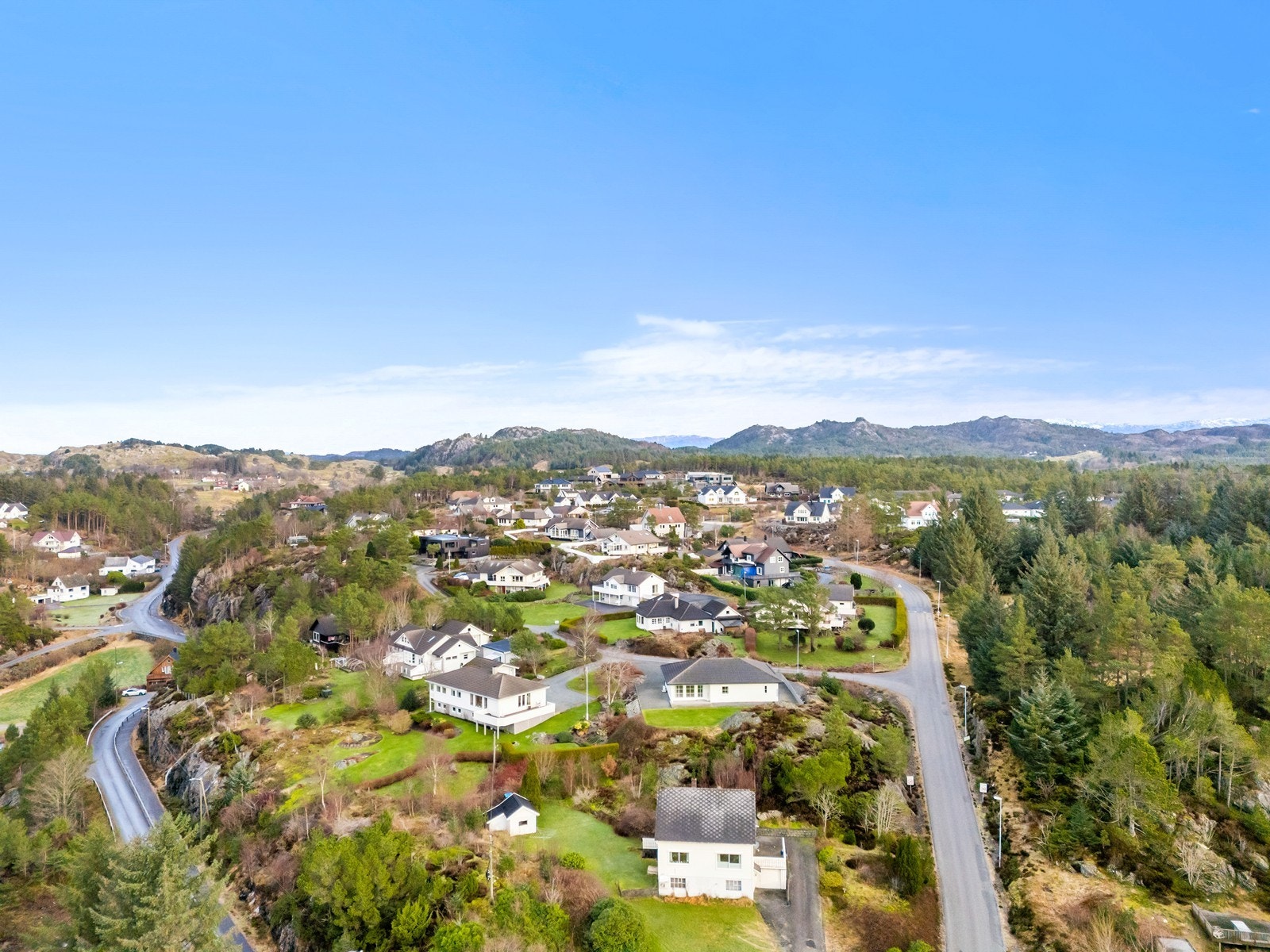 Tomten ligger på en høyde ved Buhammarfeltet på Mæland, solrikt og med noe sjøutsikt. Galleribilde