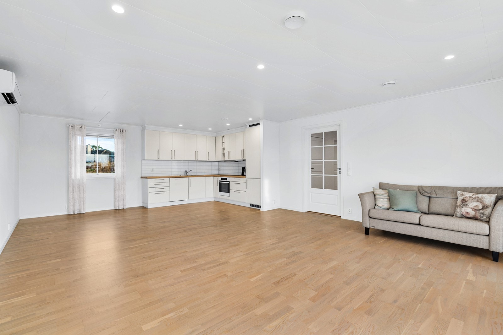 Det er åpen løsning mellom stue og kjøkken, men ligger samtidig i egne soner. Galleribilde