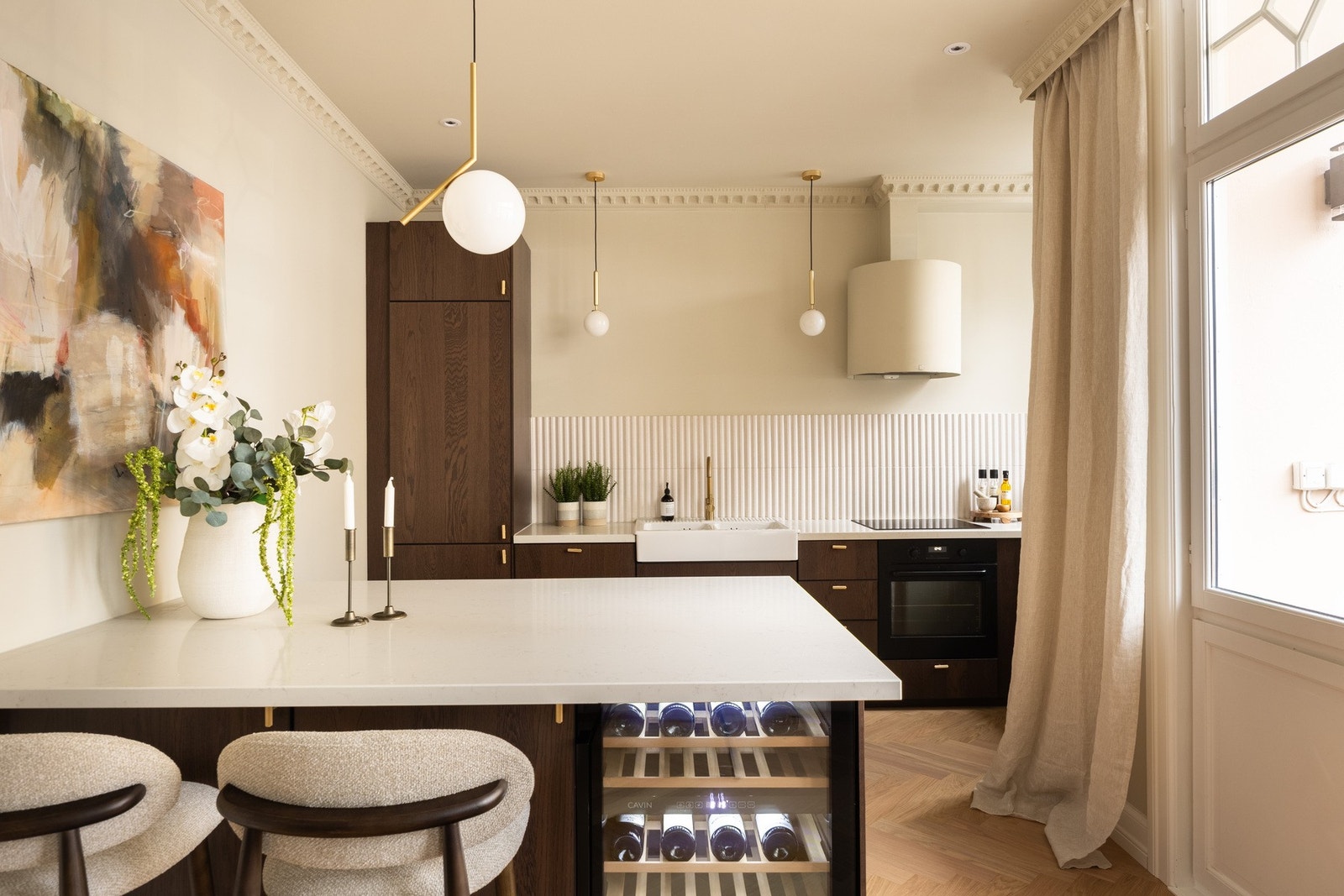 Lekkert kjøkken med en fin kombinasjon av skap- og benkeplass for både oppbevaring og matlaging. Galleribilde