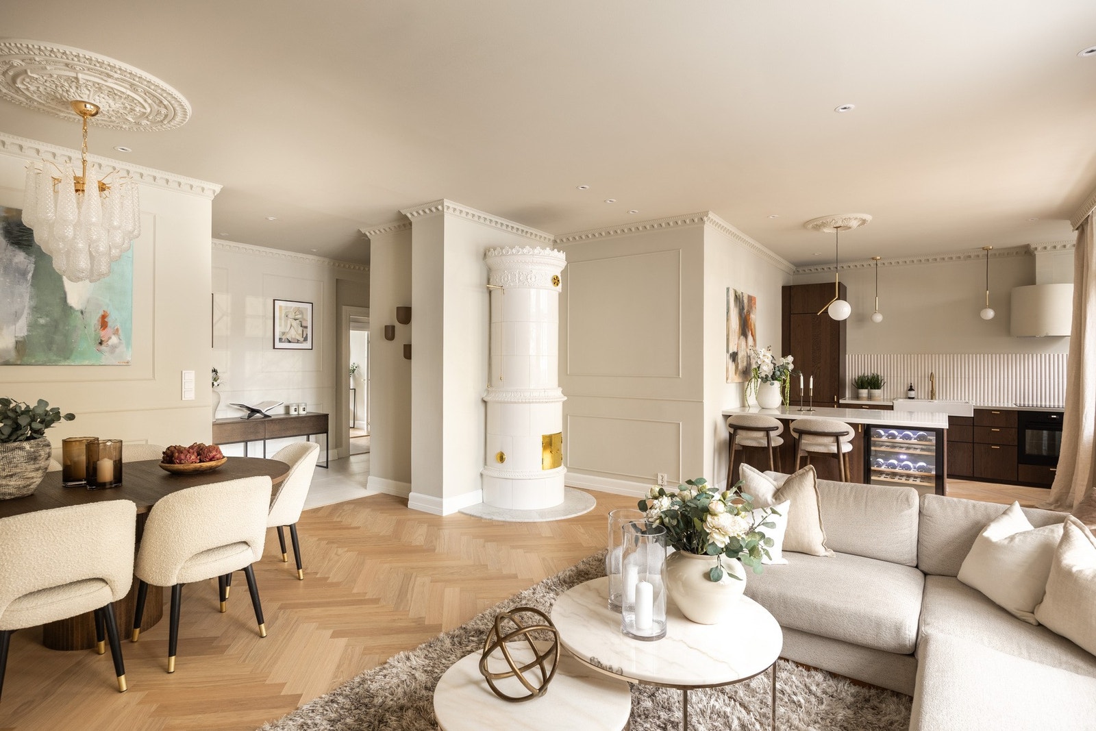 Klassisk og elegant leilighet med gjennomførte farge- og materialvalg. Galleribilde