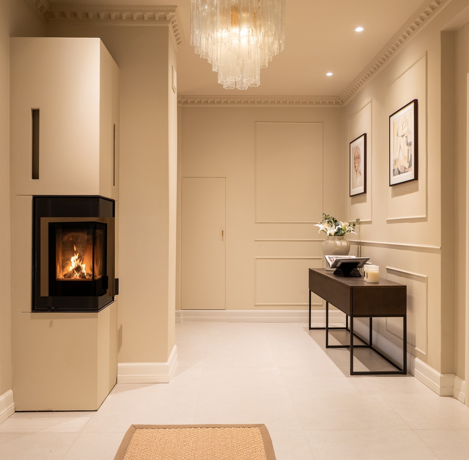 Koselig peisovn varmer godt i kaldere årstider, og gir leiligheten en lun atmosfære. Galleribilde