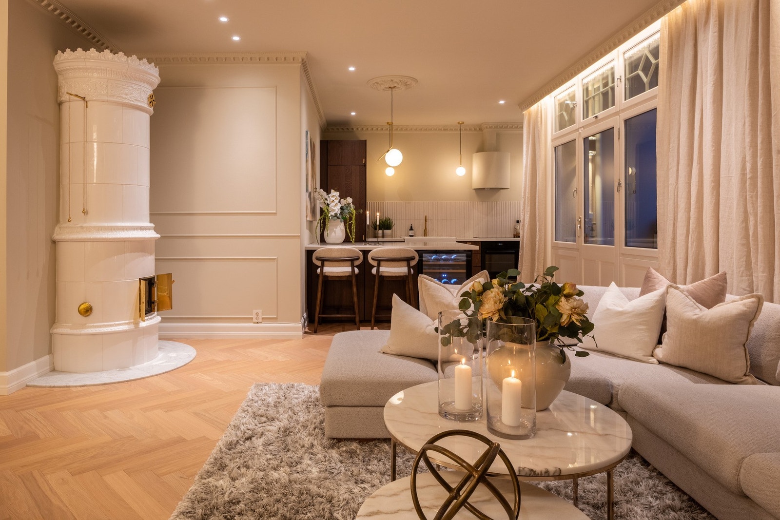 Det er flott fiskebensparkett på gulv i alle oppholdsrom. Galleribilde