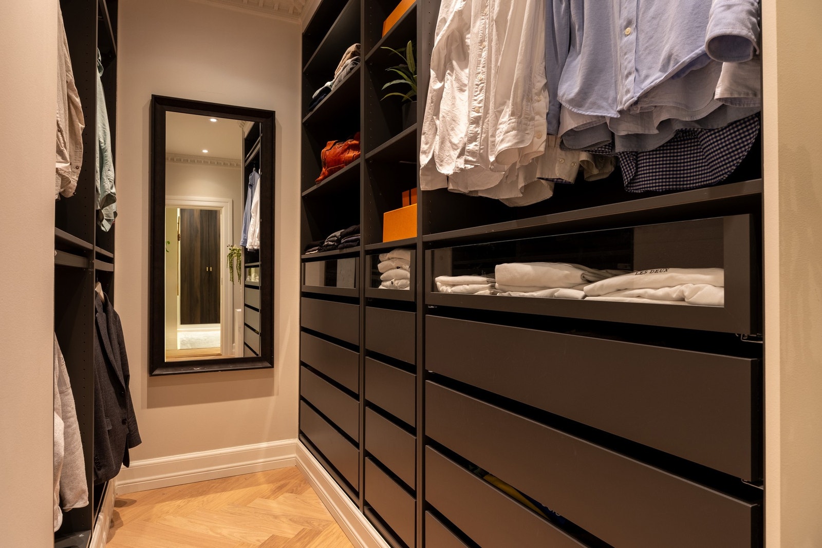 Rikelig med oppbevaringsplass i walk-in garderobe. Galleribilde